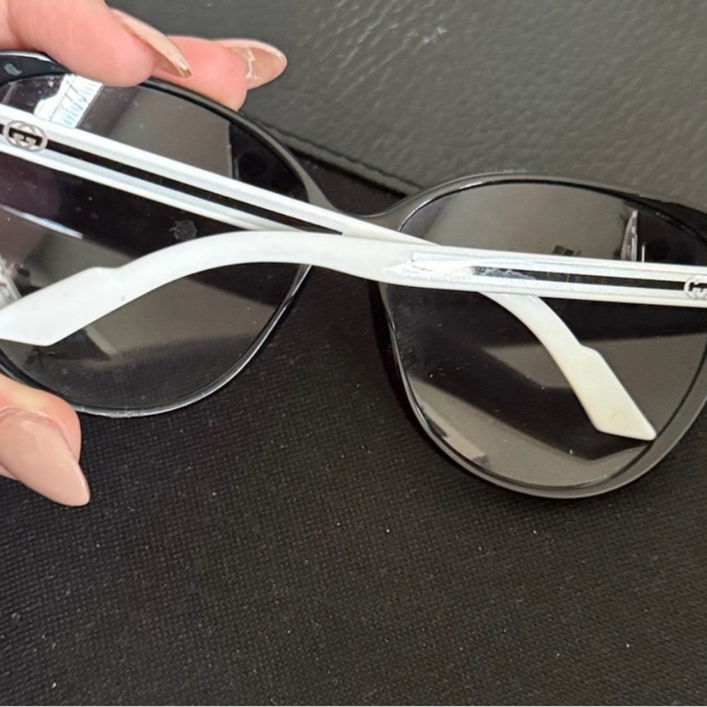 Gucci black frame sunglasses authentic with case - Picture 4 of 8